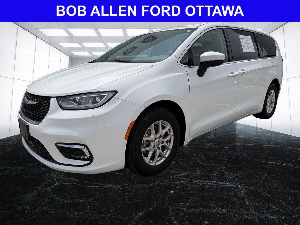 2023 Chrysler Pacifica Touring L's photo