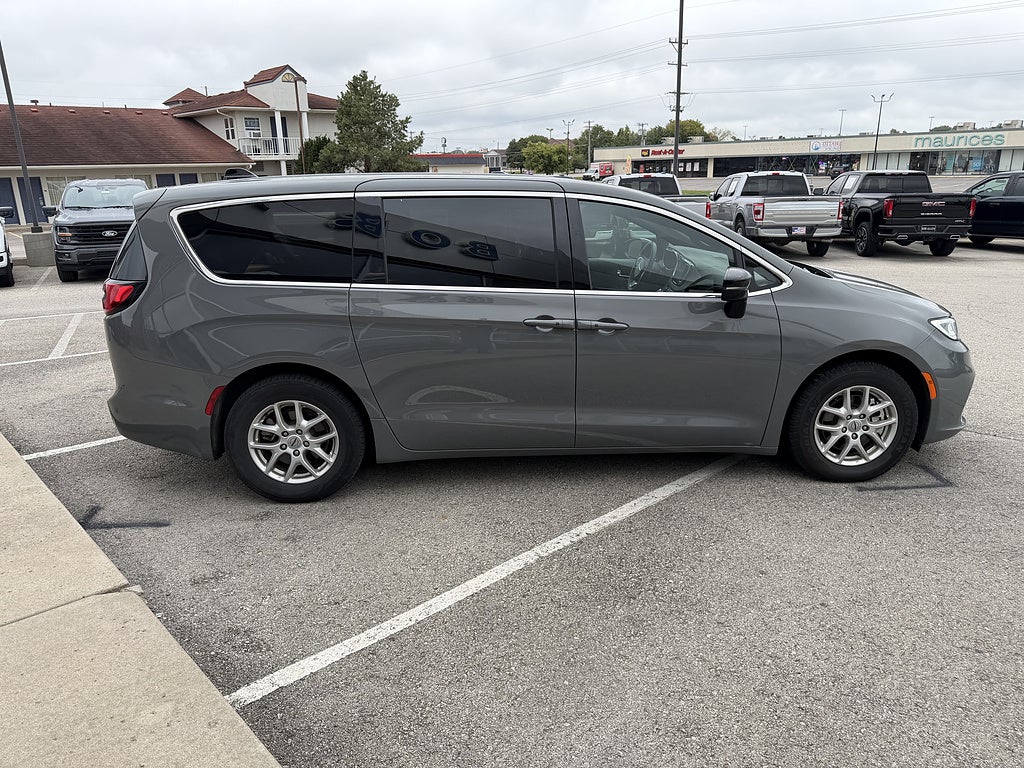 2025 Chrysler Pacifica Select