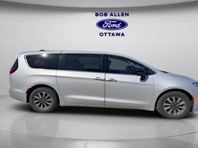 2024 Chrysler Pacifica Select