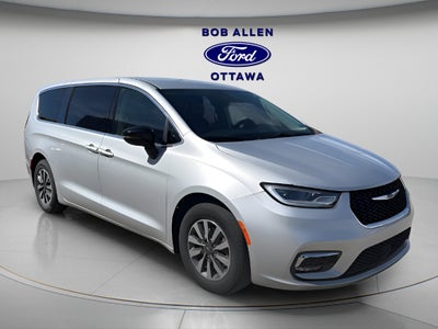 2024 Chrysler Pacifica Select