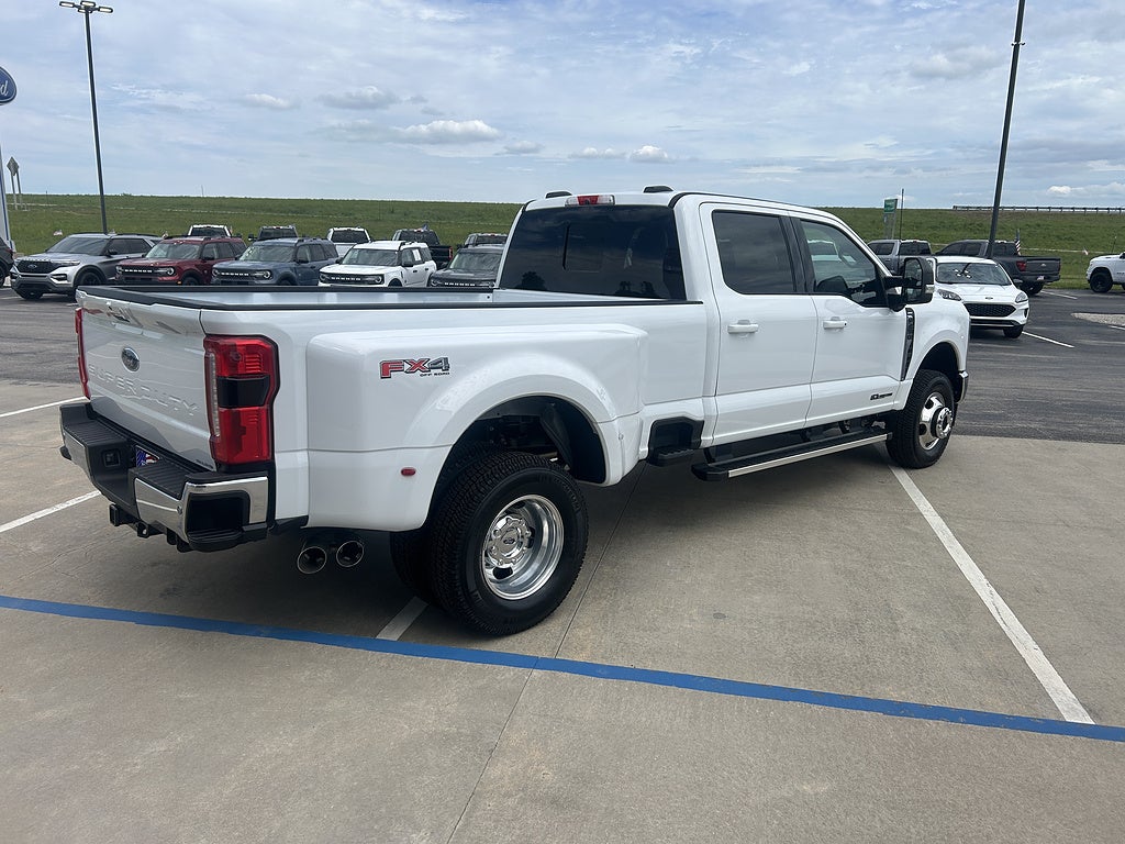 2026 Ford Super Duty F-350 DRW LARIAT