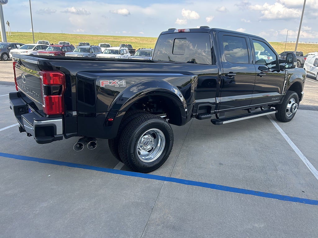 2026 Ford Super Duty F-350 DRW LARIAT