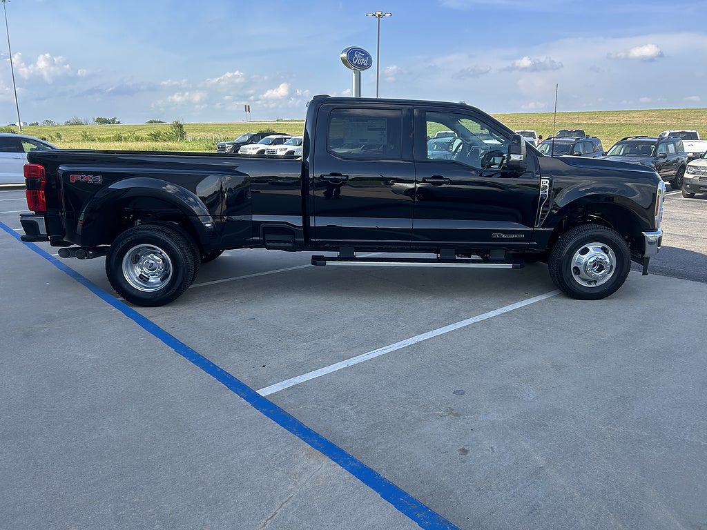 2026 Ford Super Duty F-350 DRW LARIAT