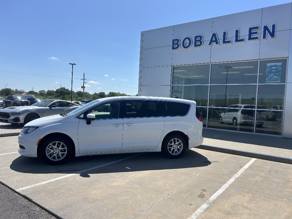 2023 Chrysler Voyager LX