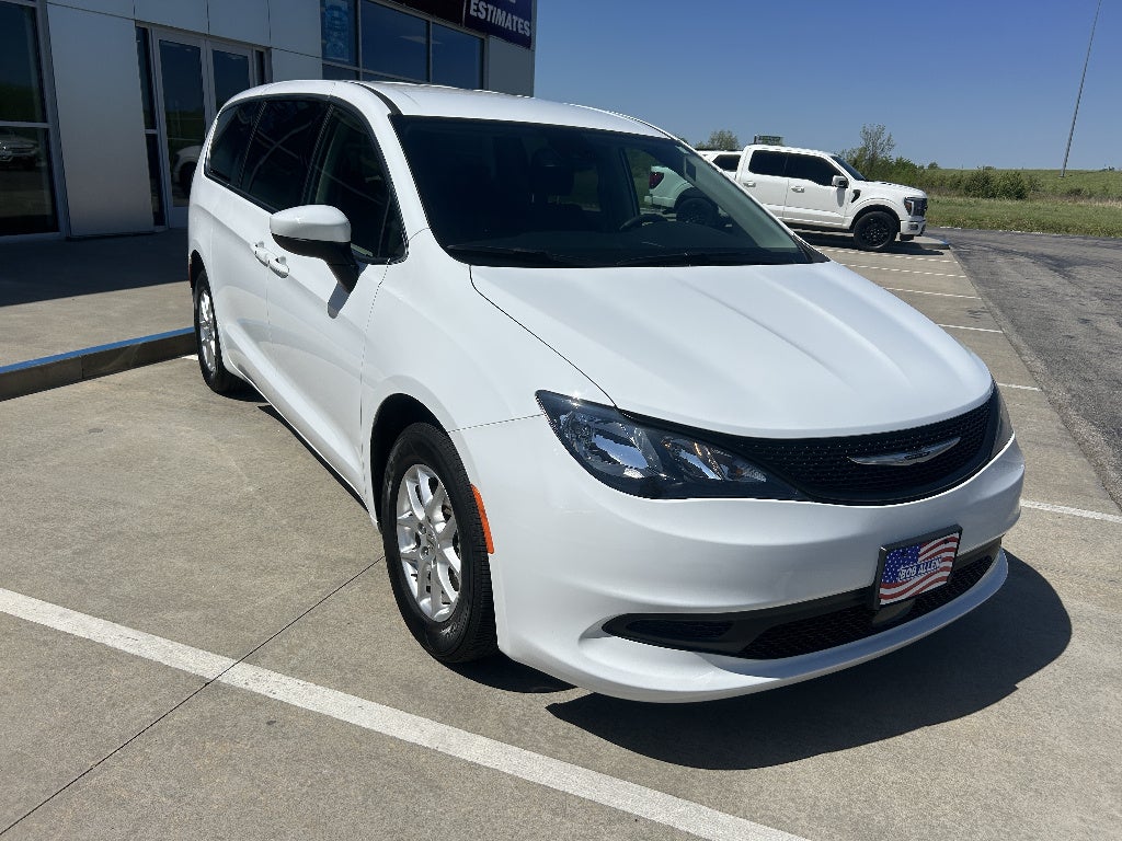 2023 Chrysler Voyager LX